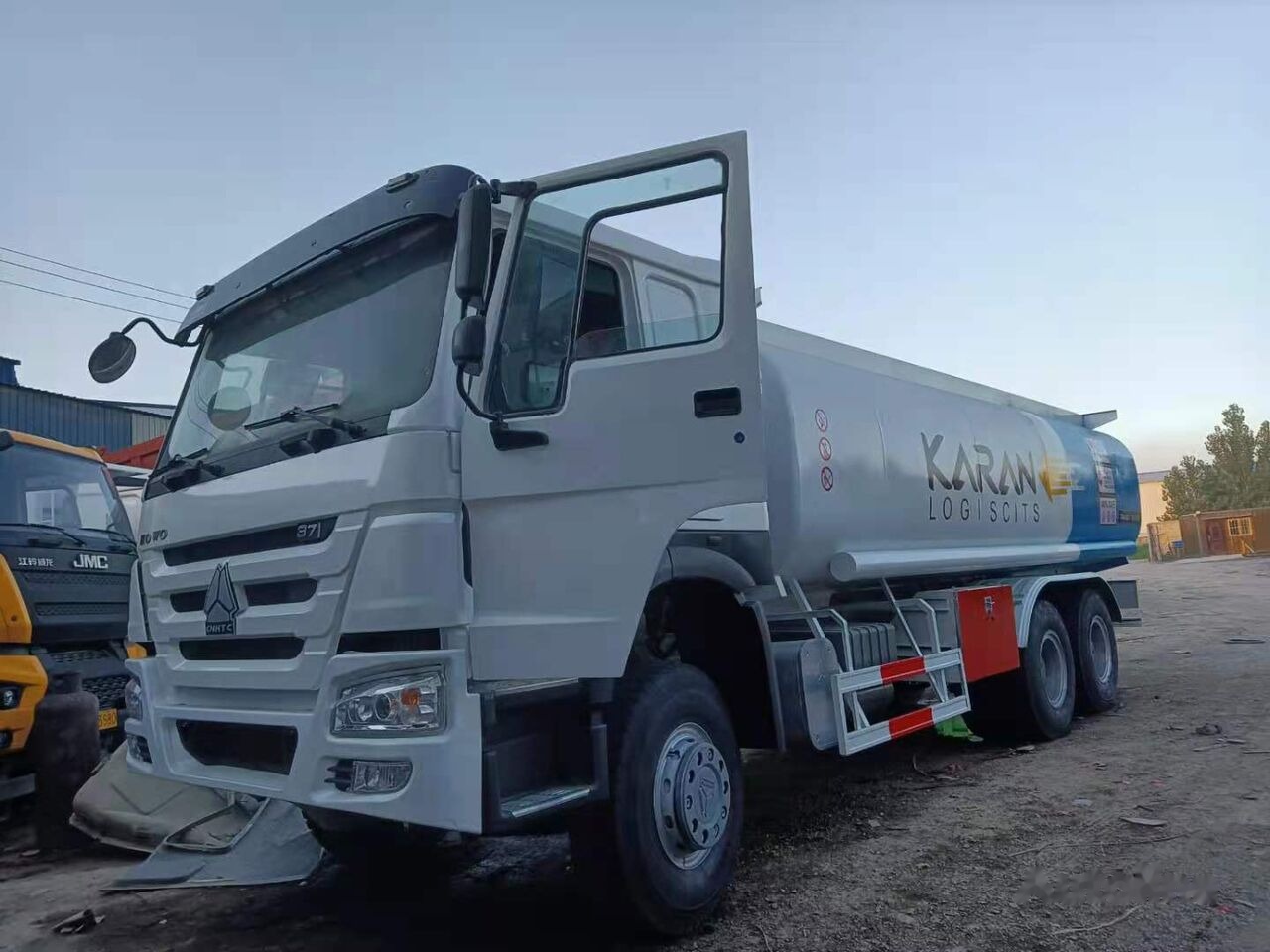 Sinotruk HOWO 6*4 Fuel Tank Truck - Tsisternauto: pilt 1 Sinotruk HOWO 6*4 Fuel Tank Truck - Tsisternauto: pilt 1