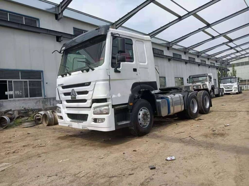 Sinotruk HOWO 6*4 Tractor - Konteinerveduk/ Tõstukiga veoauto: pilt 1 Sinotruk HOWO 6*4 Tractor - Konteinerveduk/ Tõstukiga veoauto: pilt 1