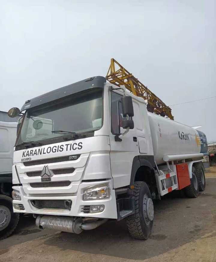 Sinotruk HOWO 6*4 sprinkler - Vaakumveok: pilt 1 Sinotruk HOWO 6*4 sprinkler - Vaakumveok: pilt 1