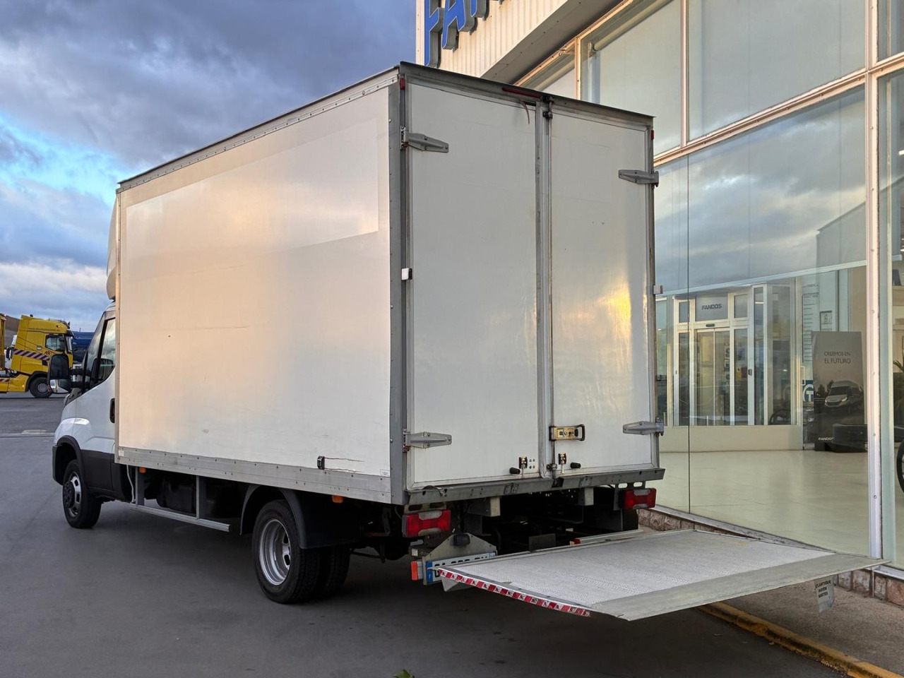 Caja cerrada IVECO 35C14 20m3 con puertas traseras y rampa elevadora - Tarbesõiduk furgoon: pilt 4 Caja cerrada IVECO 35C14 20m3 con puertas traseras y rampa elevadora - Tarbesõiduk furgoon: pilt 4