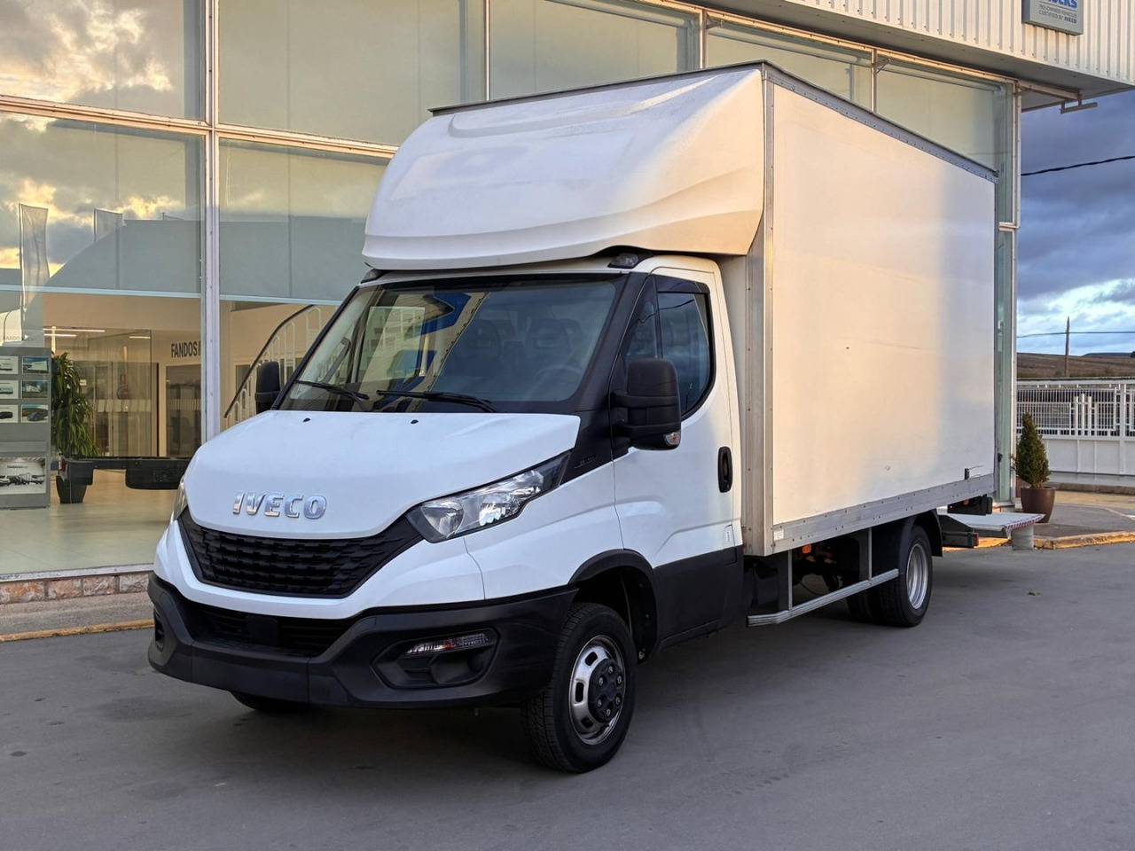 Caja cerrada IVECO 35C14 20m3 con puertas traseras y rampa elevadora - Tarbesõiduk furgoon: pilt 1 Caja cerrada IVECO 35C14 20m3 con puertas traseras y rampa elevadora - Tarbesõiduk furgoon: pilt 1