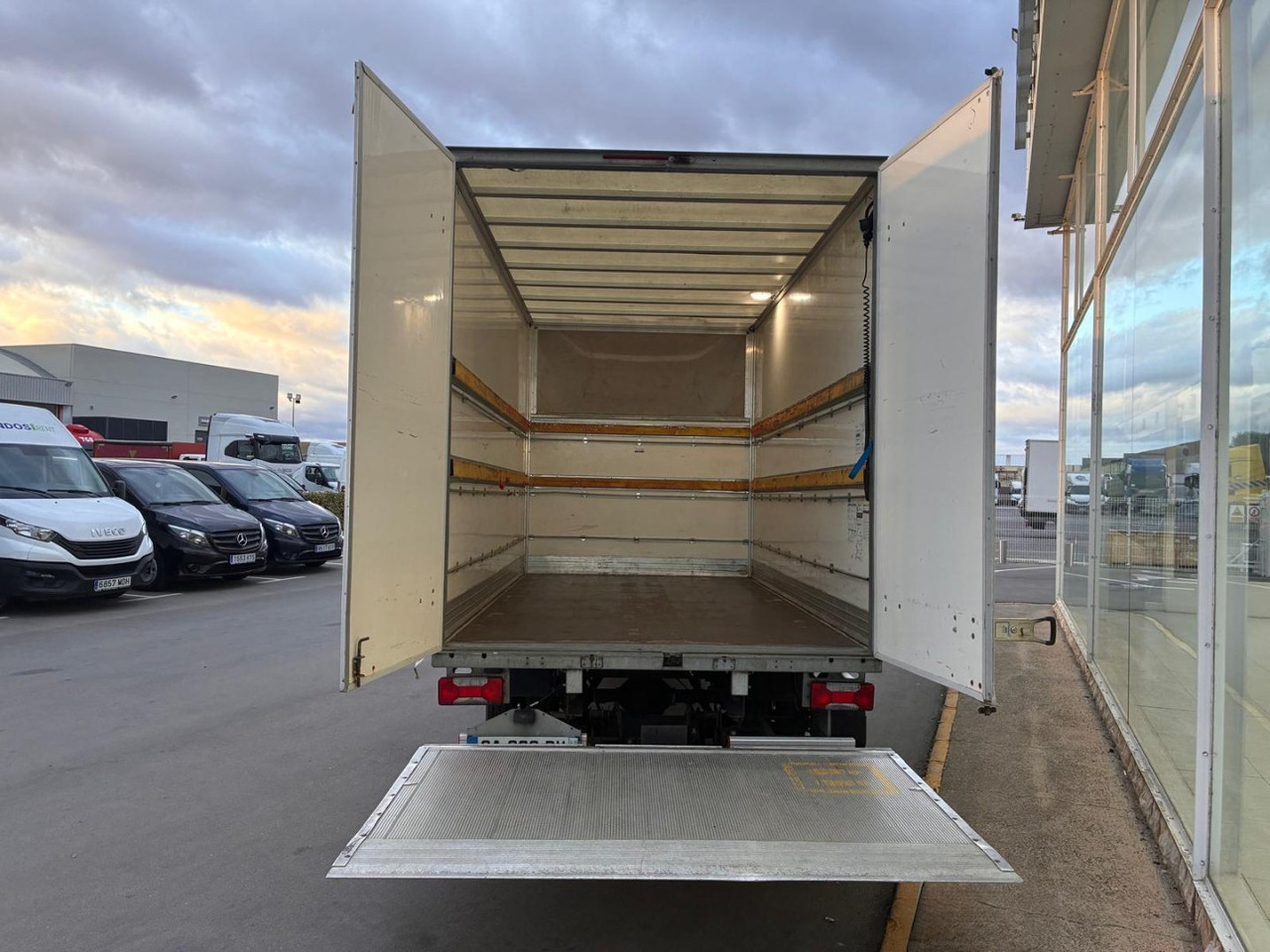Caja cerrada IVECO 35C14 20m3 con puertas traseras y rampa elevadora - Tarbesõiduk furgoon: pilt 5 Caja cerrada IVECO 35C14 20m3 con puertas traseras y rampa elevadora - Tarbesõiduk furgoon: pilt 5