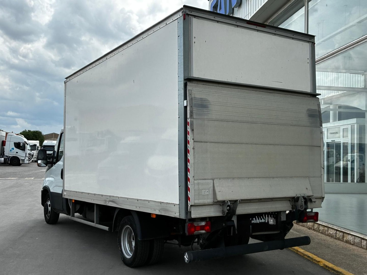Caja cerrada IVECO 35C16 20m3 - Tarbesõiduk furgoon: pilt 4 Caja cerrada IVECO 35C16 20m3 - Tarbesõiduk furgoon: pilt 4