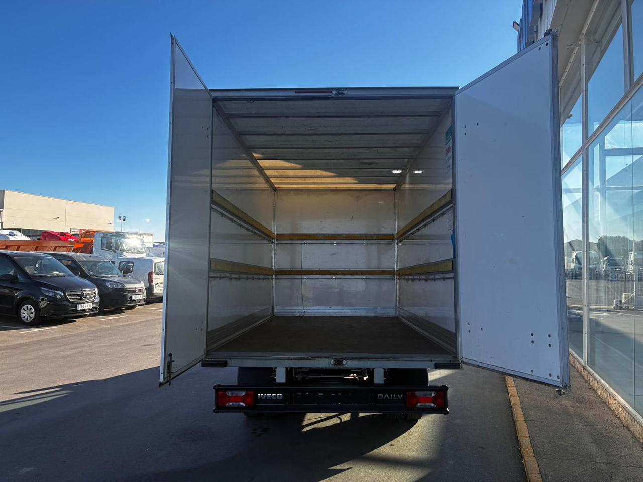 Caja cerrada IVECO 35C16 20m3 con puertas traseras - Tarbesõiduk furgoon: pilt 5 Caja cerrada IVECO 35C16 20m3 con puertas traseras - Tarbesõiduk furgoon: pilt 5