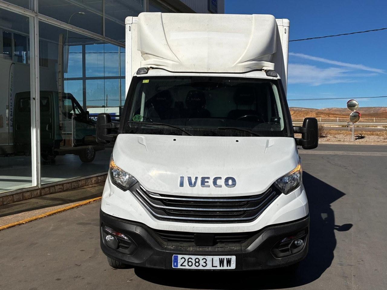 Caja cerrada con plataforma elevadora IVECO 35C14 20m3 con puerta lateral - Tarbesõiduk furgoon: pilt 2 Caja cerrada con plataforma elevadora IVECO 35C14 20m3 con puerta lateral - Tarbesõiduk furgoon: pilt 2