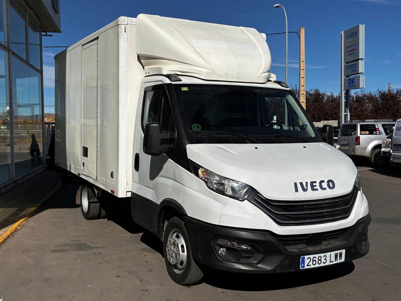 Caja cerrada con plataforma elevadora IVECO 35C14 20m3 con puerta lateral - Tarbesõiduk furgoon: pilt 3 Caja cerrada con plataforma elevadora IVECO 35C14 20m3 con puerta lateral - Tarbesõiduk furgoon: pilt 3