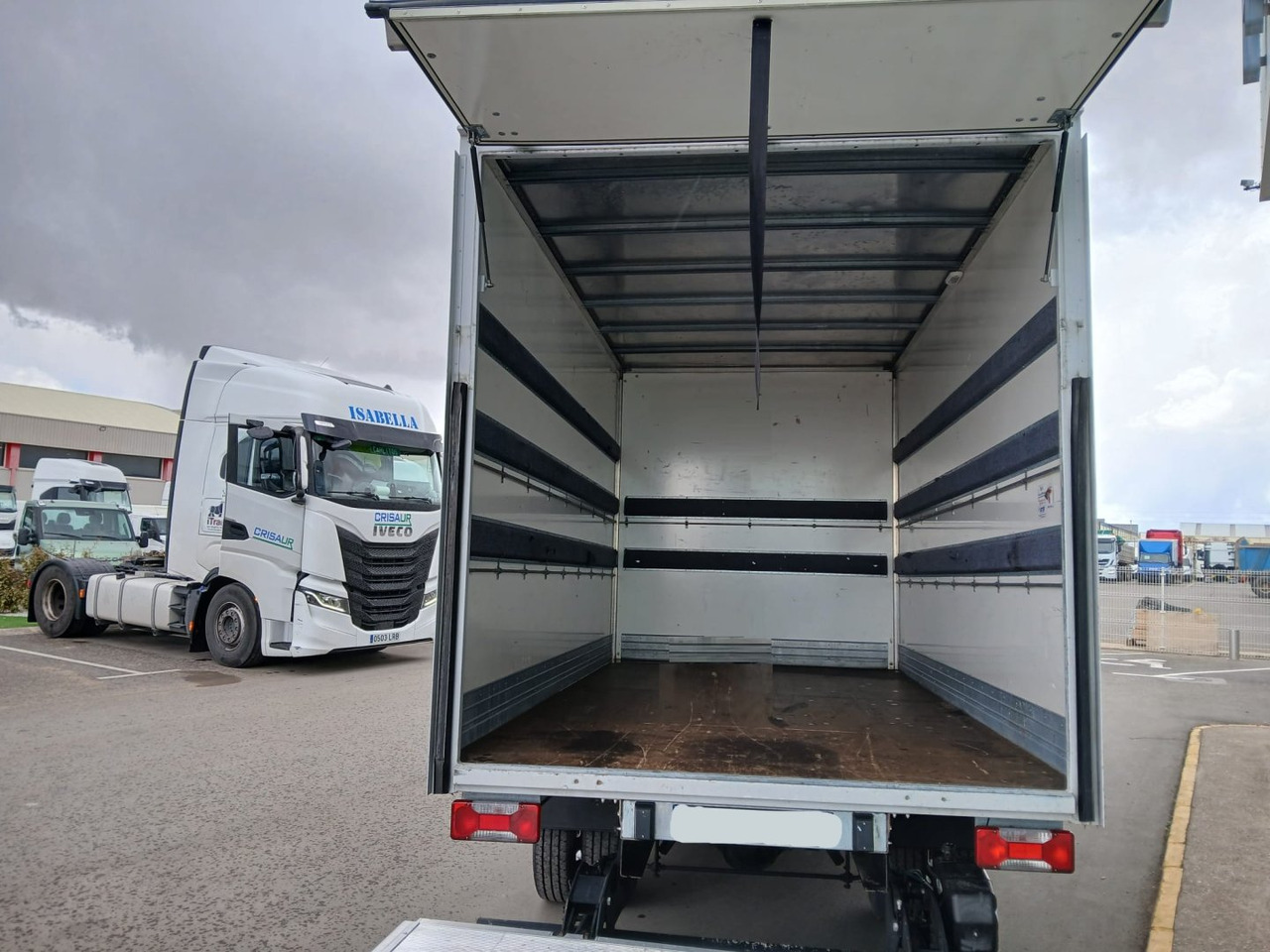 Caja cerrada con plataforma elevadora IVECO 35C16 20m3 Automática - Tarbesõiduk furgoon: pilt 5 Caja cerrada con plataforma elevadora IVECO 35C16 20m3 Automática - Tarbesõiduk furgoon: pilt 5