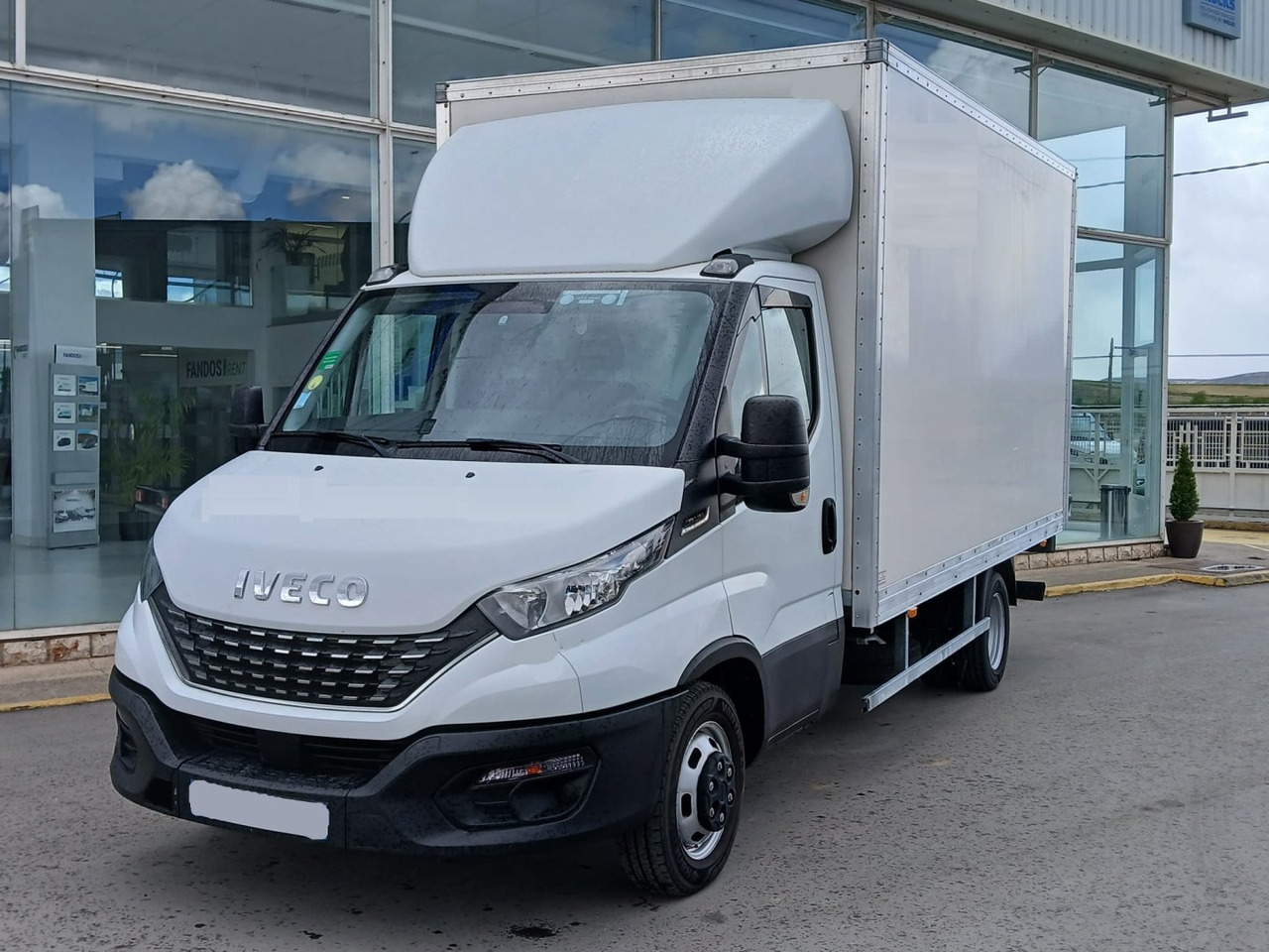 Caja cerrada con plataforma elevadora IVECO 35C16 20m3 Automática - Tarbesõiduk furgoon: pilt 1 Caja cerrada con plataforma elevadora IVECO 35C16 20m3 Automática - Tarbesõiduk furgoon: pilt 1