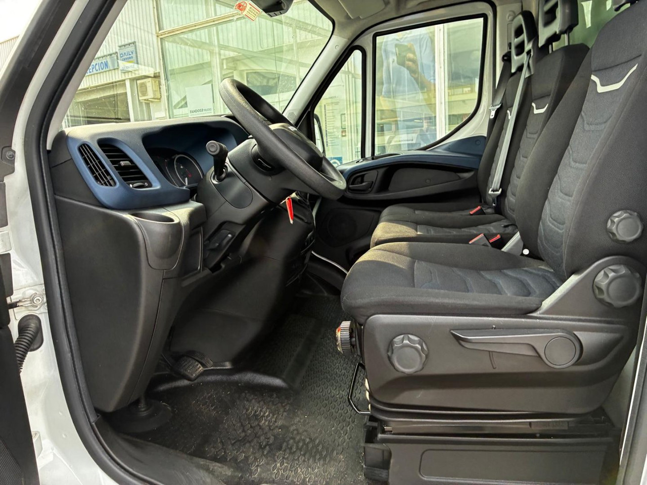 Caja cerrada con plataforma elevadora IVECO 35C16 20m3 Automática - Tarbesõiduk furgoon: pilt 5 Caja cerrada con plataforma elevadora IVECO 35C16 20m3 Automática - Tarbesõiduk furgoon: pilt 5