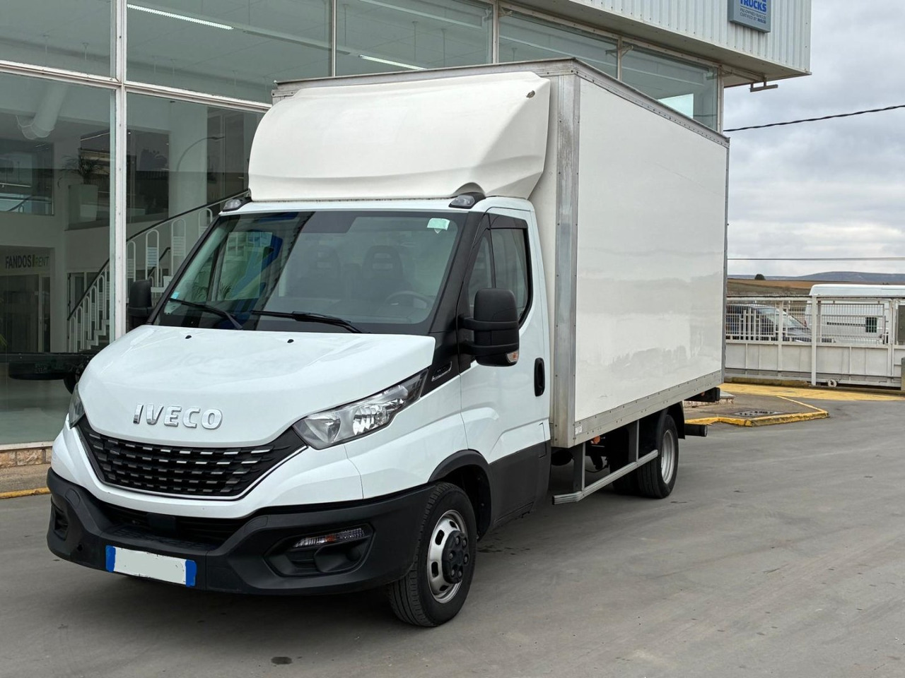 Caja cerrada con plataforma elevadora IVECO 35C16 20m3 Automática - Tarbesõiduk furgoon: pilt 1 Caja cerrada con plataforma elevadora IVECO 35C16 20m3 Automática - Tarbesõiduk furgoon: pilt 1