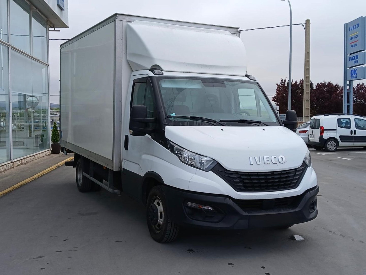 Caja cerrada con plataforma elevadora IVECO 35C16 20m3 - Tarbesõiduk furgoon: pilt 3 Caja cerrada con plataforma elevadora IVECO 35C16 20m3 - Tarbesõiduk furgoon: pilt 3