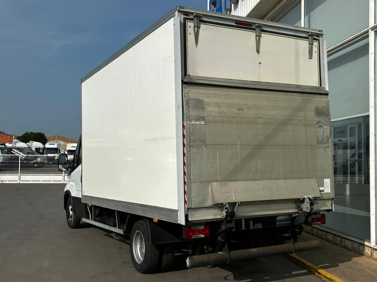 Caja cerrada con plataforma elevadora IVECO 35C16 20m3 - Tarbesõiduk furgoon: pilt 4 Caja cerrada con plataforma elevadora IVECO 35C16 20m3 - Tarbesõiduk furgoon: pilt 4