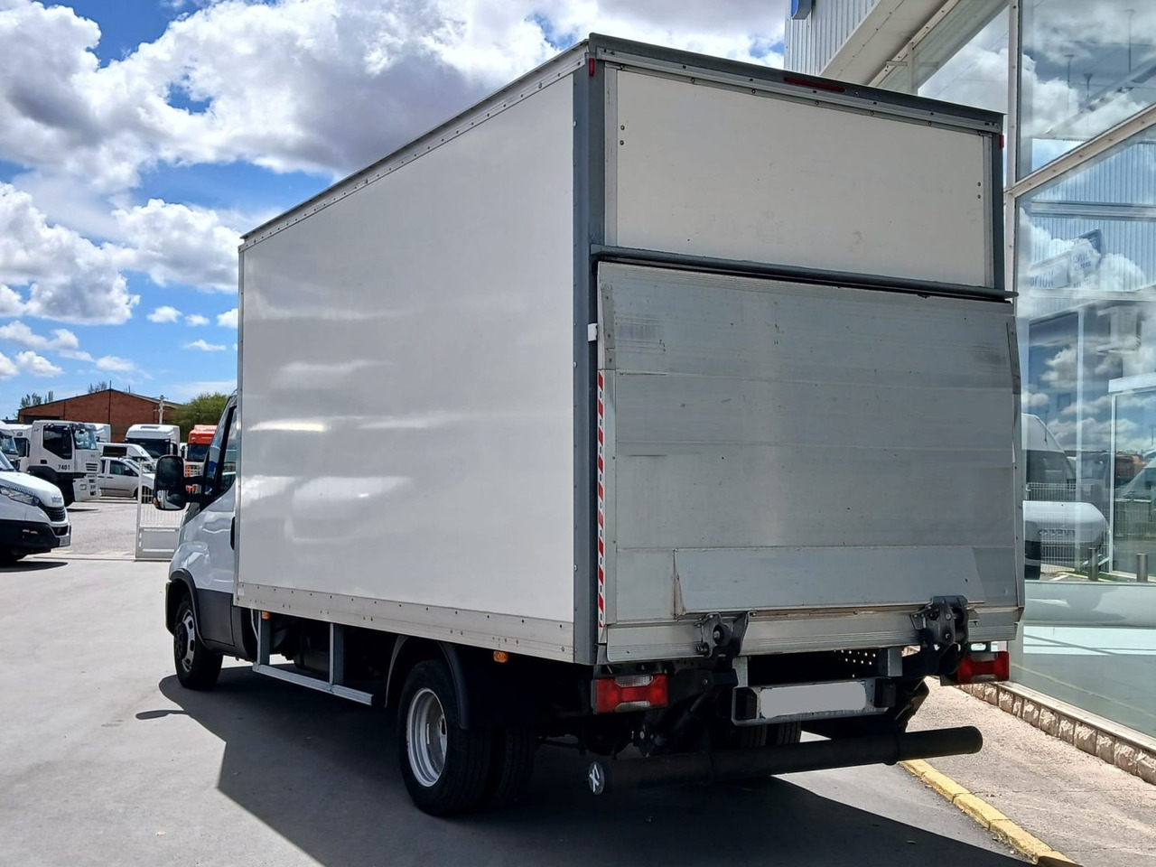 Caja cerrada con plataforma elevadora IVECO 35C16 20m3 - Tarbesõiduk furgoon: pilt 4 Caja cerrada con plataforma elevadora IVECO 35C16 20m3 - Tarbesõiduk furgoon: pilt 4