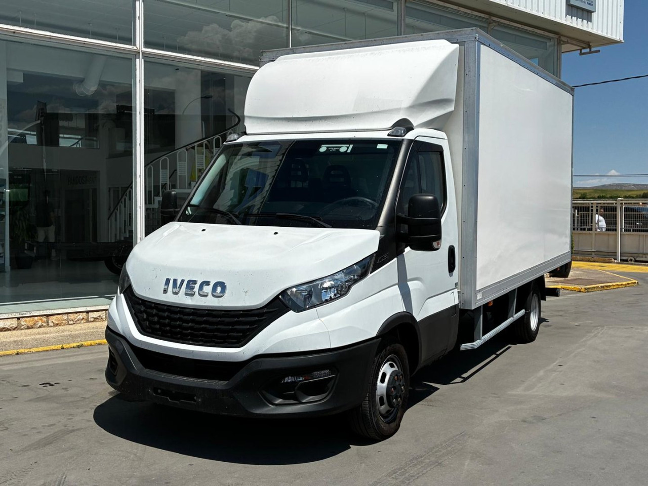 Caja cerrada con plataforma elevadora IVECO 35C16 20m3 - Tarbesõiduk furgoon: pilt 1 Caja cerrada con plataforma elevadora IVECO 35C16 20m3 - Tarbesõiduk furgoon: pilt 1