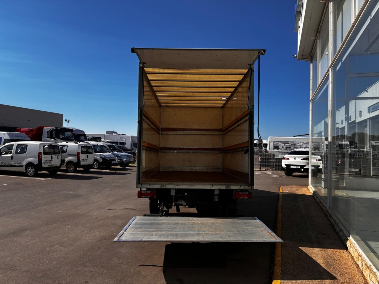 Caja cerrada con plataforma elevadora IVECO 35C16 20m3 - Tarbesõiduk furgoon: pilt 5 Caja cerrada con plataforma elevadora IVECO 35C16 20m3 - Tarbesõiduk furgoon: pilt 5