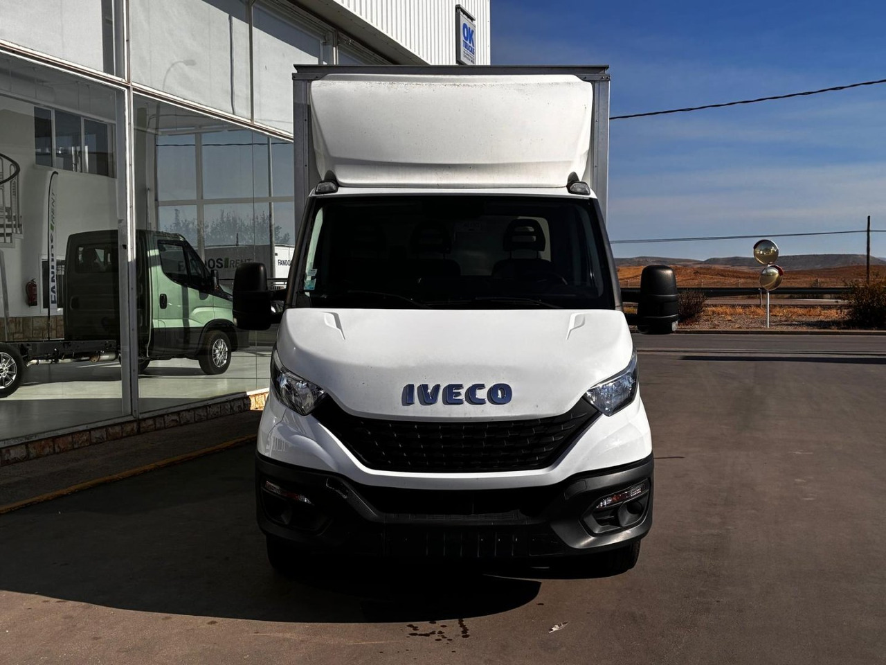 Caja cerrada con plataforma elevadora IVECO 35C16 20m3 - Tarbesõiduk furgoon: pilt 2 Caja cerrada con plataforma elevadora IVECO 35C16 20m3 - Tarbesõiduk furgoon: pilt 2