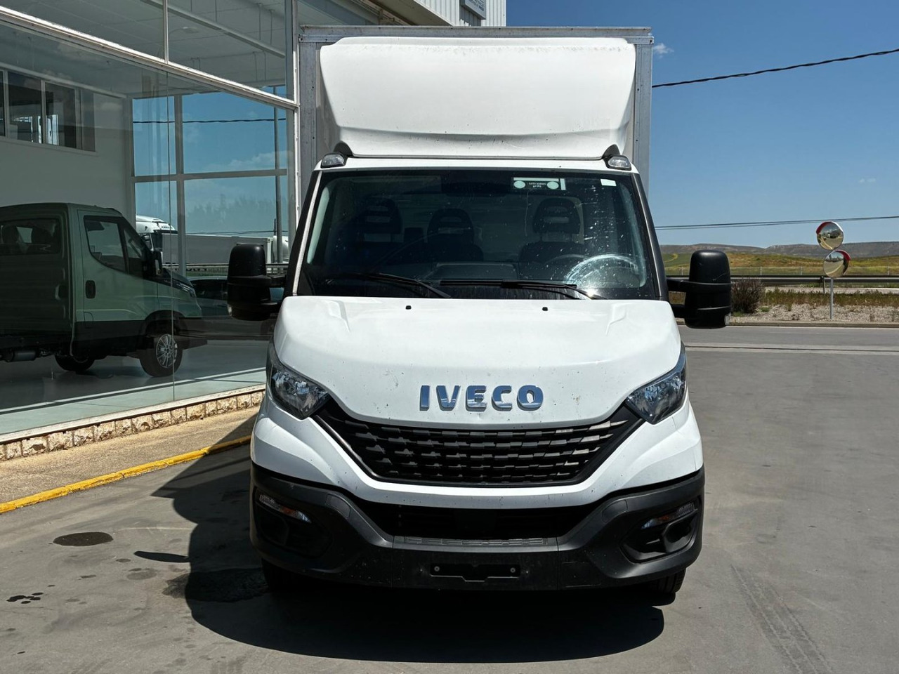 Caja cerrada con plataforma elevadora IVECO 35C16 20m3 - Tarbesõiduk furgoon: pilt 2 Caja cerrada con plataforma elevadora IVECO 35C16 20m3 - Tarbesõiduk furgoon: pilt 2