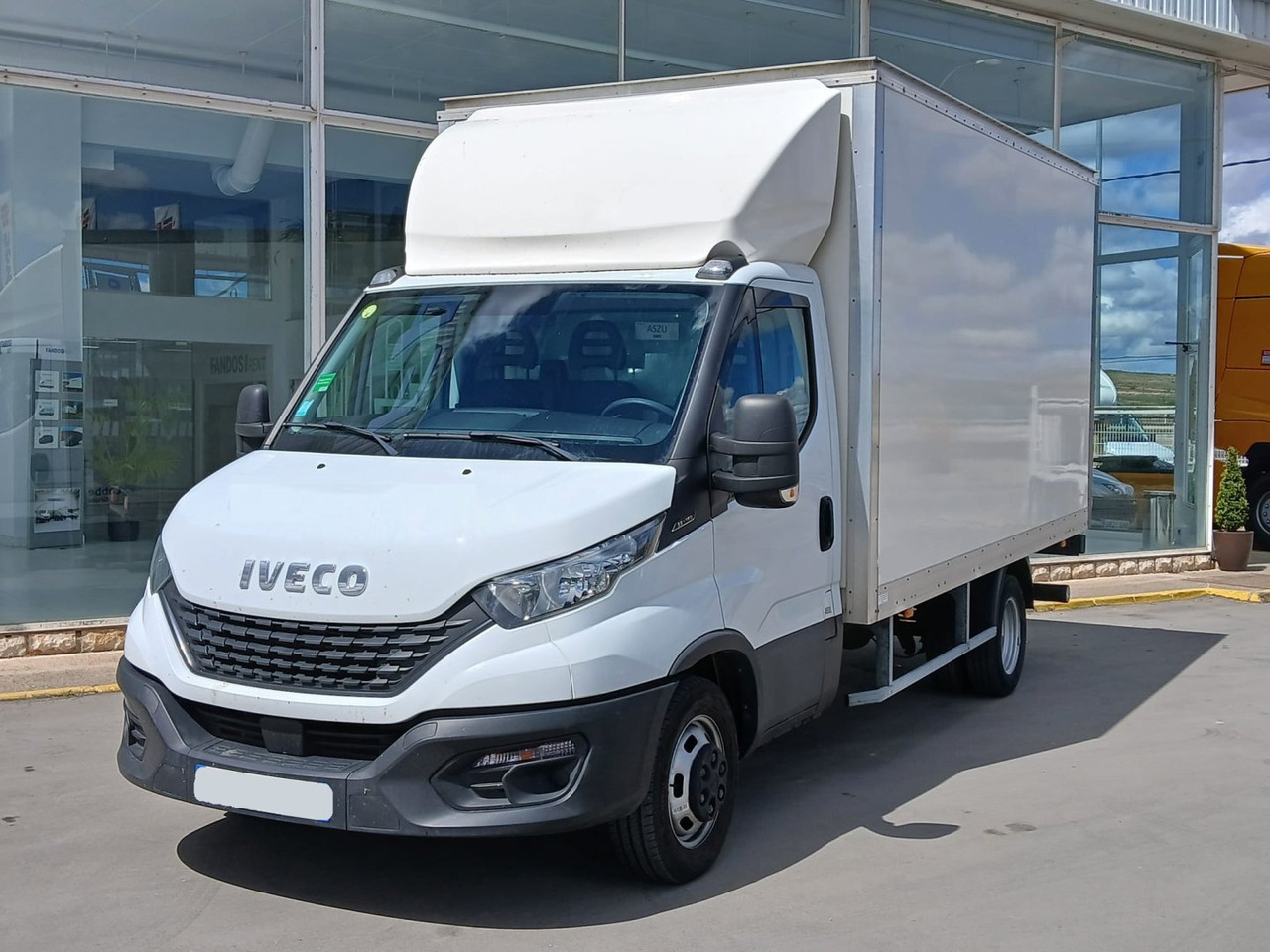 Caja cerrada con plataforma elevadora IVECO 35C16 20m3 - Tarbesõiduk furgoon: pilt 1 Caja cerrada con plataforma elevadora IVECO 35C16 20m3 - Tarbesõiduk furgoon: pilt 1
