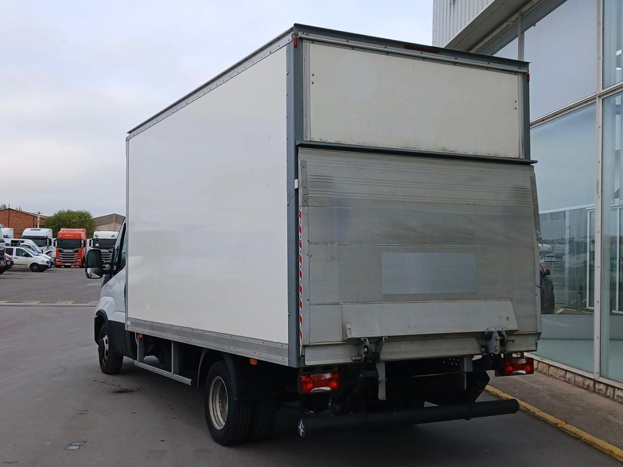 Caja cerrada con plataforma elevadora IVECO 35C16 20m3 - Tarbesõiduk furgoon: pilt 4 Caja cerrada con plataforma elevadora IVECO 35C16 20m3 - Tarbesõiduk furgoon: pilt 4
