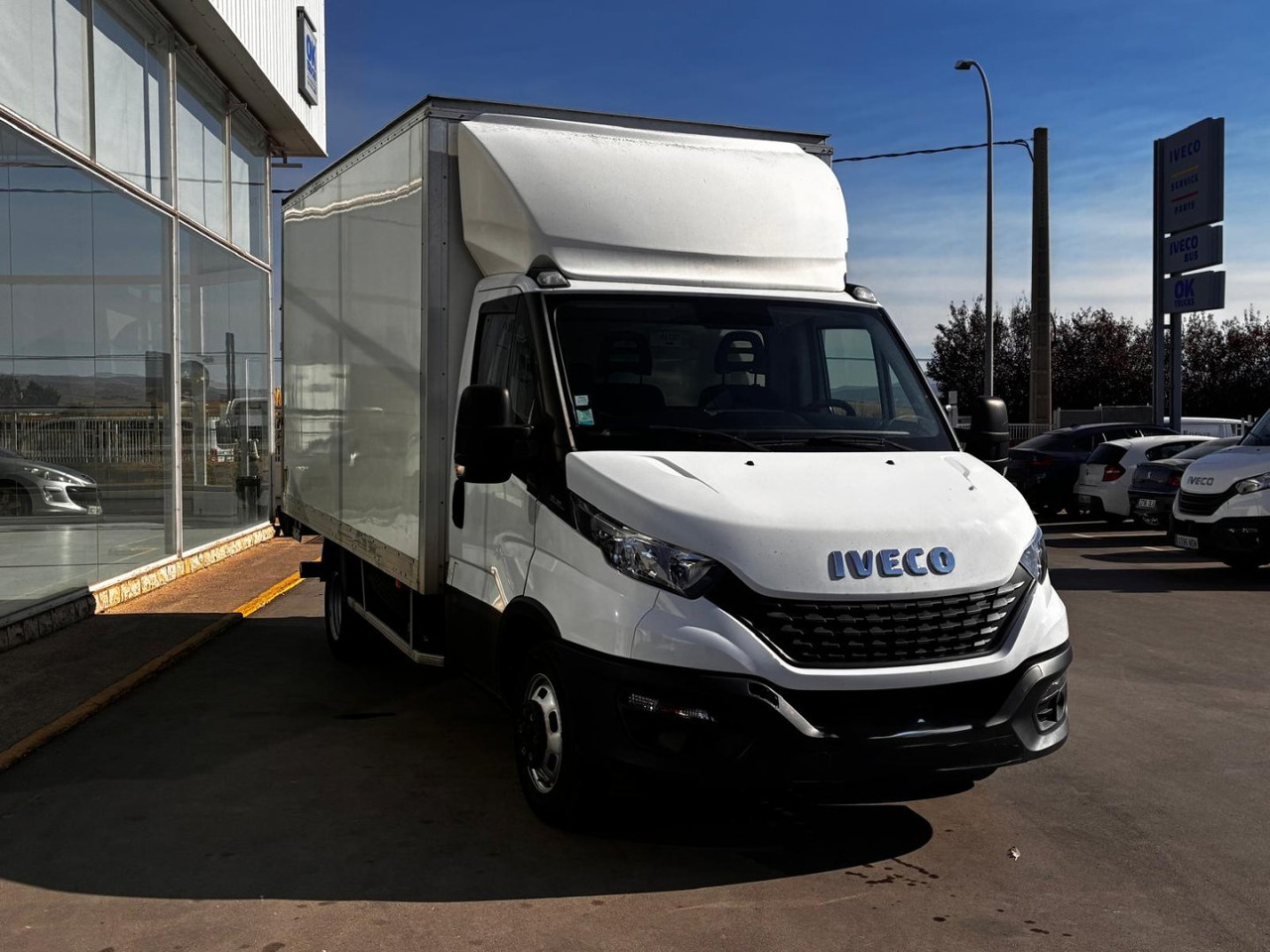 Caja cerrada con plataforma elevadora IVECO 35C16 20m3 - Tarbesõiduk furgoon: pilt 3 Caja cerrada con plataforma elevadora IVECO 35C16 20m3 - Tarbesõiduk furgoon: pilt 3