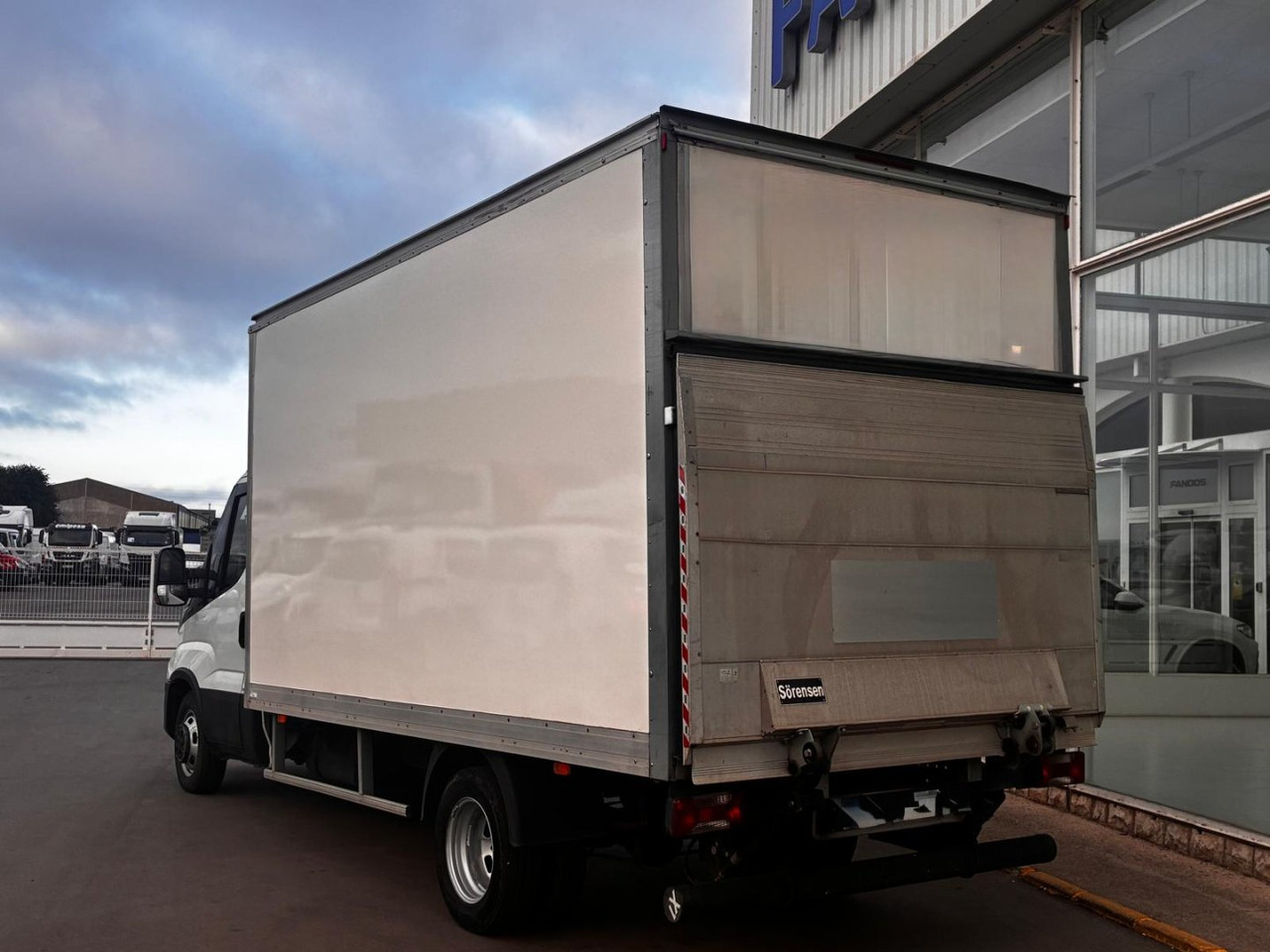 Caja cerrada con plataforma elevadora IVECO 35C16 3.0 20m3 - Tarbesõiduk furgoon: pilt 4 Caja cerrada con plataforma elevadora IVECO 35C16 3.0 20m3 - Tarbesõiduk furgoon: pilt 4