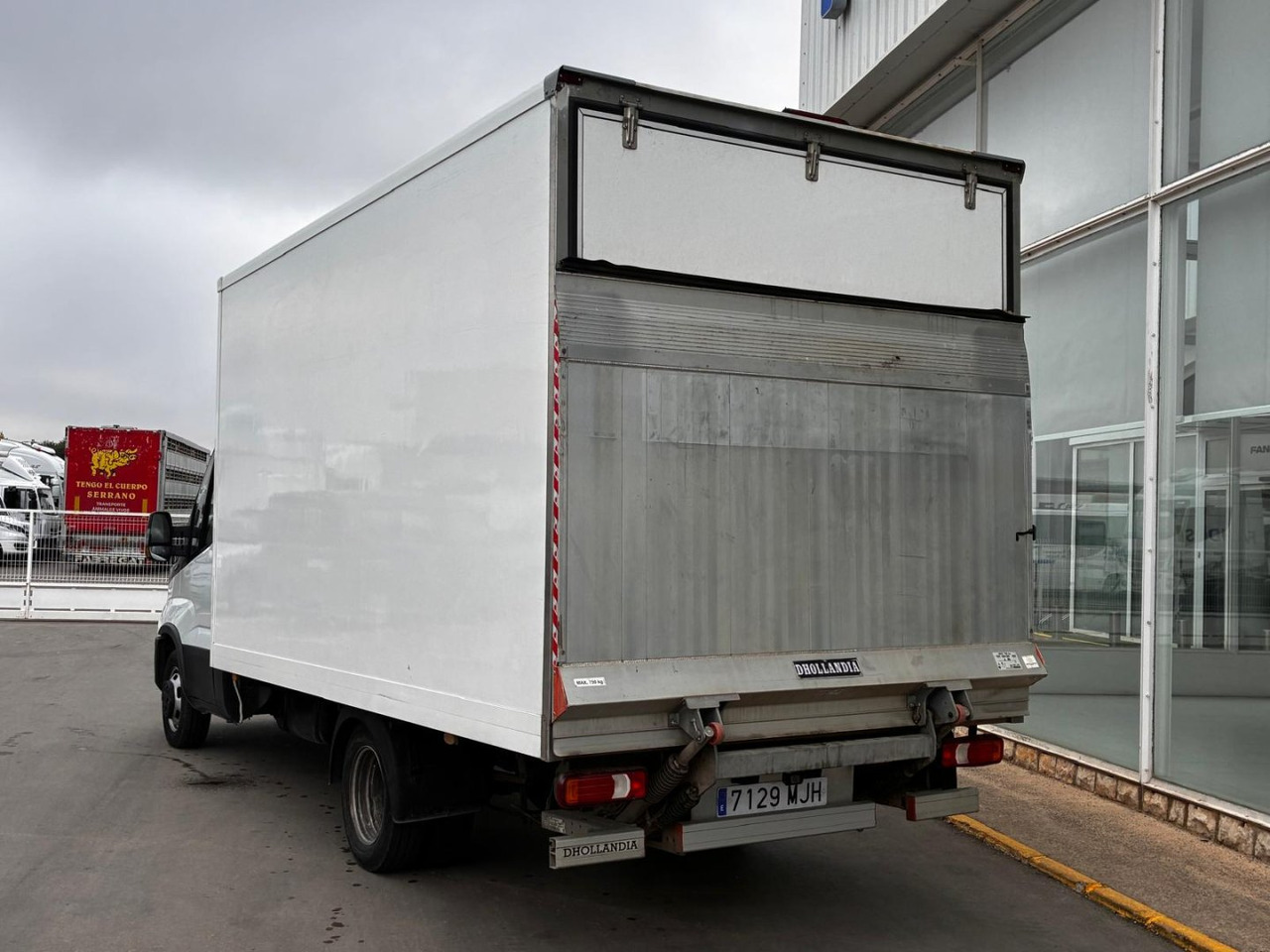 Caja cerrada con plataforma elevadora IVECO 35C16 3.0 20m3 con puerta lateral - Tarbesõiduk furgoon: pilt 4 Caja cerrada con plataforma elevadora IVECO 35C16 3.0 20m3 con puerta lateral - Tarbesõiduk furgoon: pilt 4
