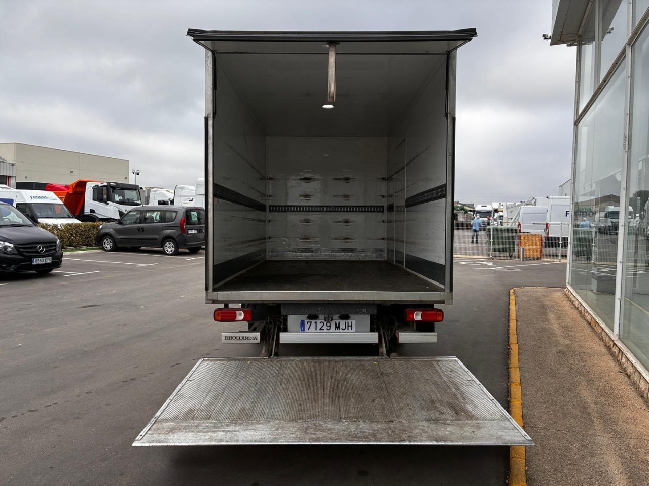 Caja cerrada con plataforma elevadora IVECO 35C16 3.0 20m3 con puerta lateral - Tarbesõiduk furgoon: pilt 5 Caja cerrada con plataforma elevadora IVECO 35C16 3.0 20m3 con puerta lateral - Tarbesõiduk furgoon: pilt 5