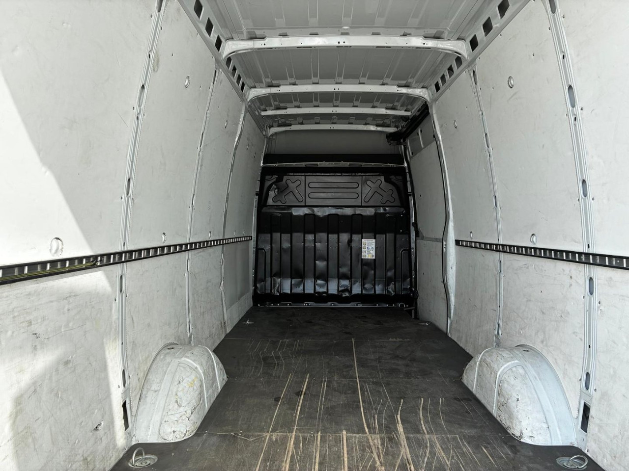 Furgón IVECO 35S14 V 16m3 - Kaubik: pilt 5 Furgón IVECO 35S14 V 16m3 - Kaubik: pilt 5