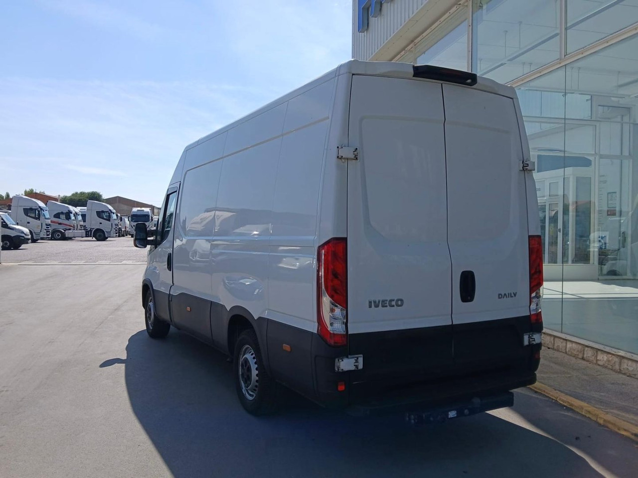 Furgón IVECO 35S16 V 12m3 - Kaubik: pilt 4 Furgón IVECO 35S16 V 12m3 - Kaubik: pilt 4