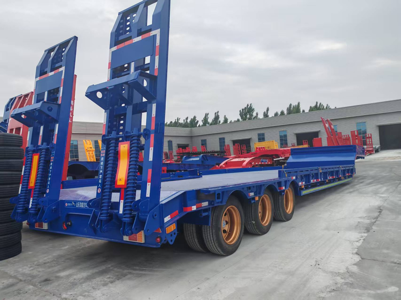 13M Low Bed Semi Trailer | 3 Axles | Heavy Duty Lowboy for Construction Machinery Transport - Madal platvormpoolhaagis: pilt 1 13M Low Bed Semi Trailer | 3 Axles | Heavy Duty Lowboy for Construction Machinery Transport - Madal platvormpoolhaagis: pilt 1