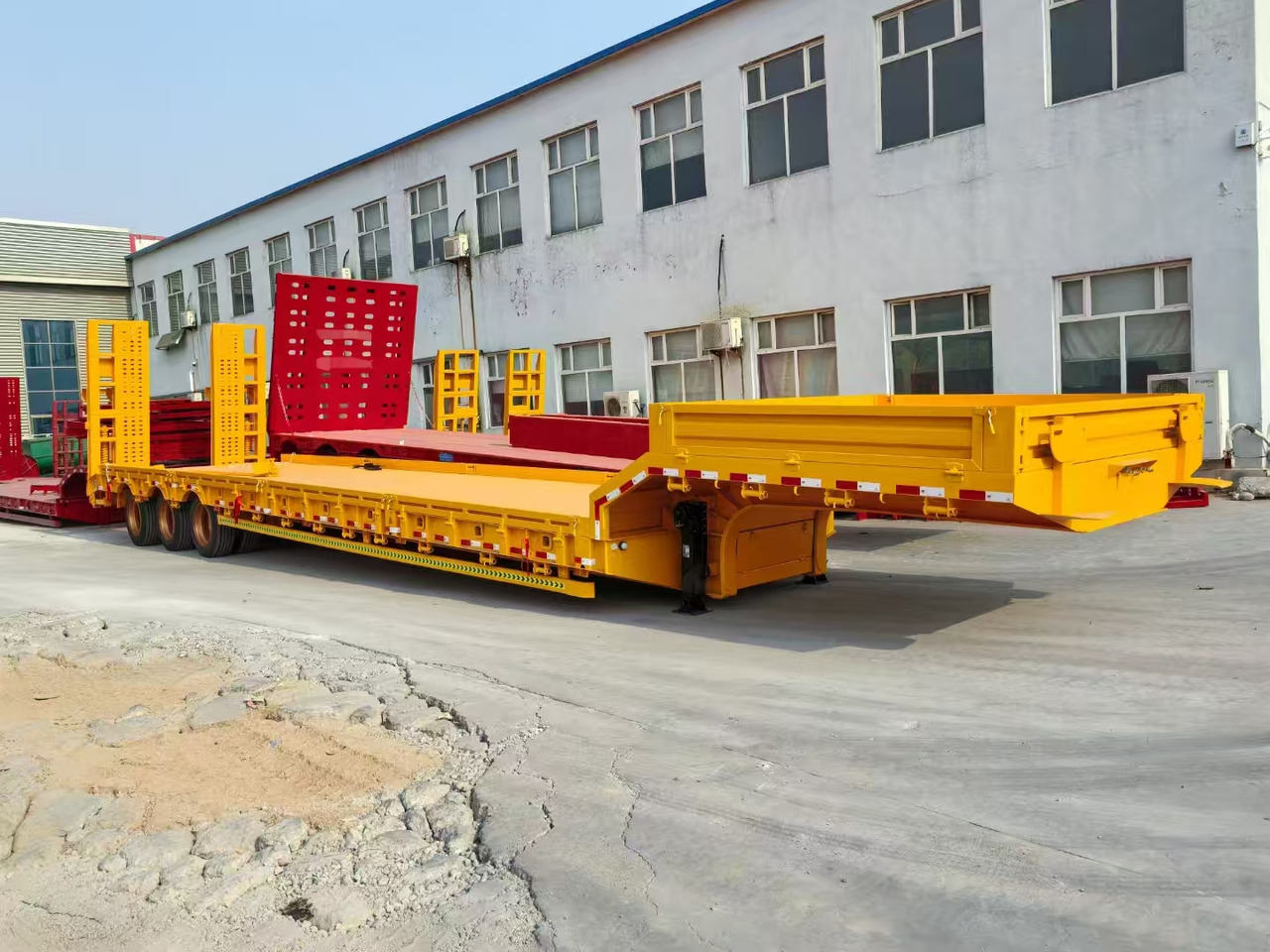 13M Low Bed Semi Trailer | 3 Axles | Heavy Duty Lowboy for Construction Machinery Transport - Madal platvormpoolhaagis: pilt 3 13M Low Bed Semi Trailer | 3 Axles | Heavy Duty Lowboy for Construction Machinery Transport - Madal platvormpoolhaagis: pilt 3
