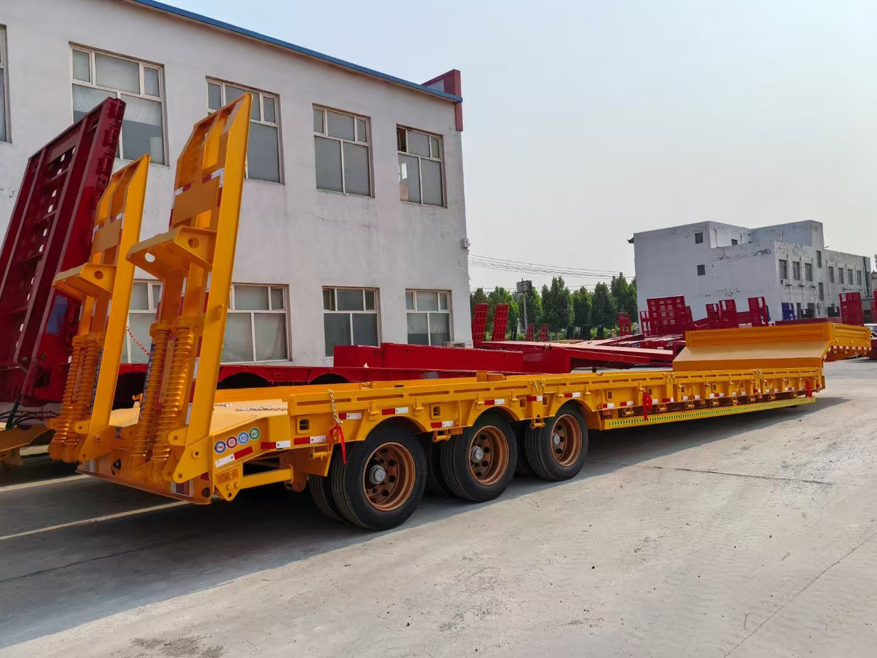 13M Low Bed Semi Trailer | 3 Axles | Heavy Duty Lowboy for Construction Machinery Transport - Madal platvormpoolhaagis: pilt 2 13M Low Bed Semi Trailer | 3 Axles | Heavy Duty Lowboy for Construction Machinery Transport - Madal platvormpoolhaagis: pilt 2