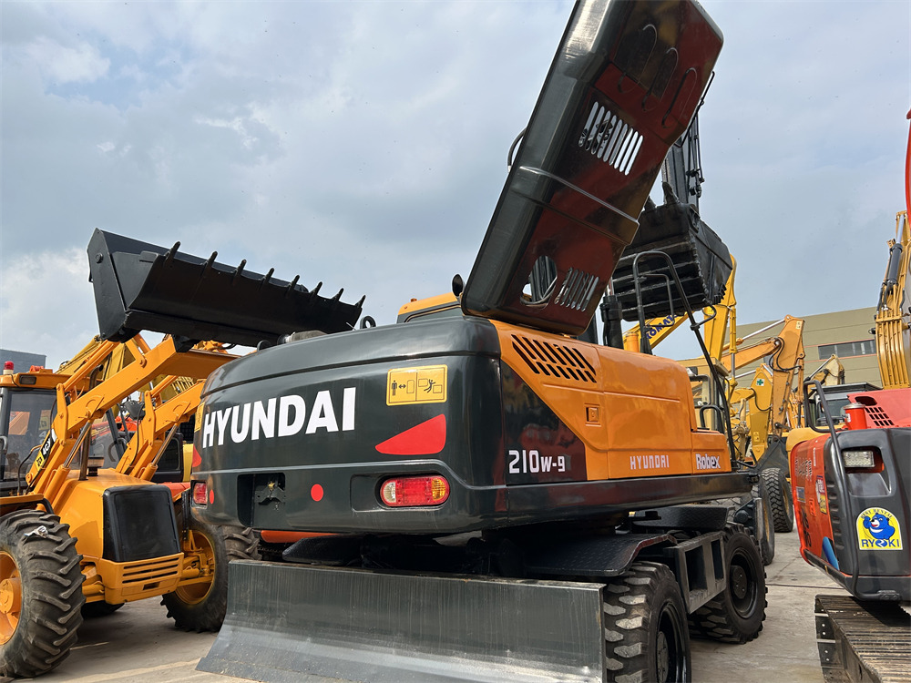 Ratastel ekskavaator HYUNDAI 210W-9: pilt 1