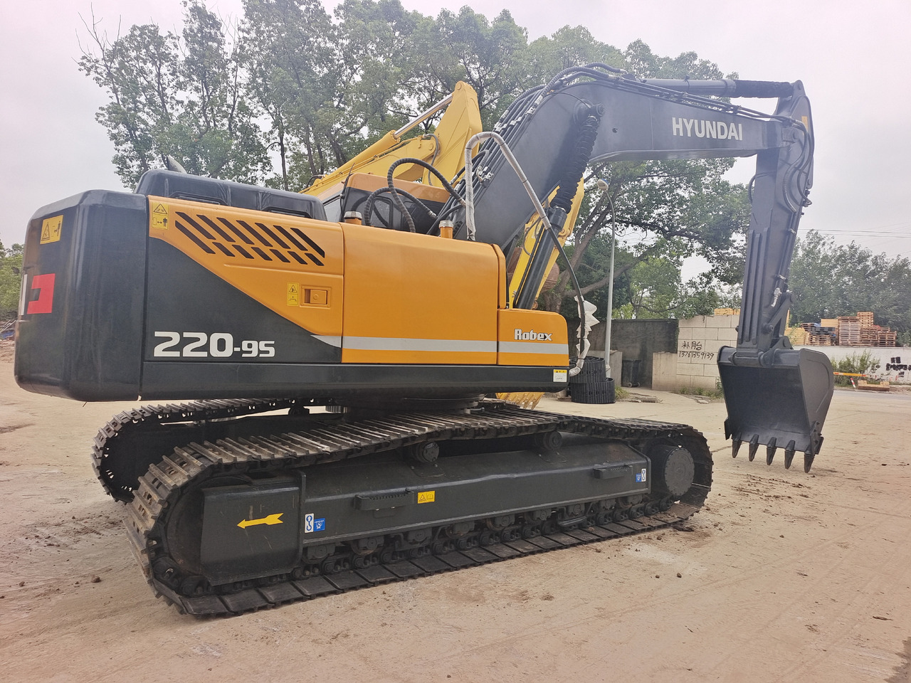 HYUNDAI 220 - 9S - Lintekskavaator: pilt 1 HYUNDAI 220 - 9S - Lintekskavaator: pilt 1