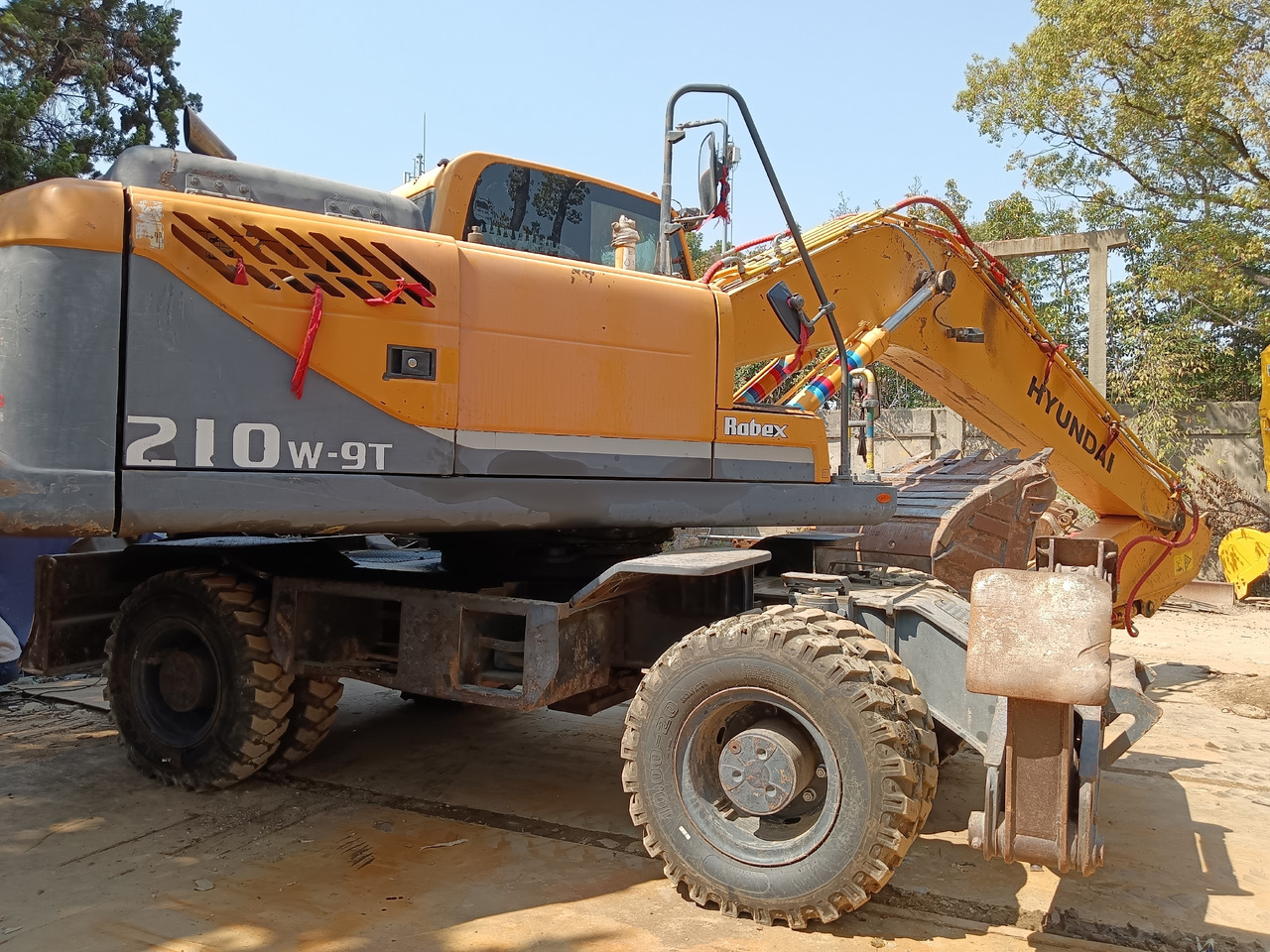 HYUNDAI R210W-9 - Ratastel ekskavaator: pilt 1 HYUNDAI R210W-9 - Ratastel ekskavaator: pilt 1