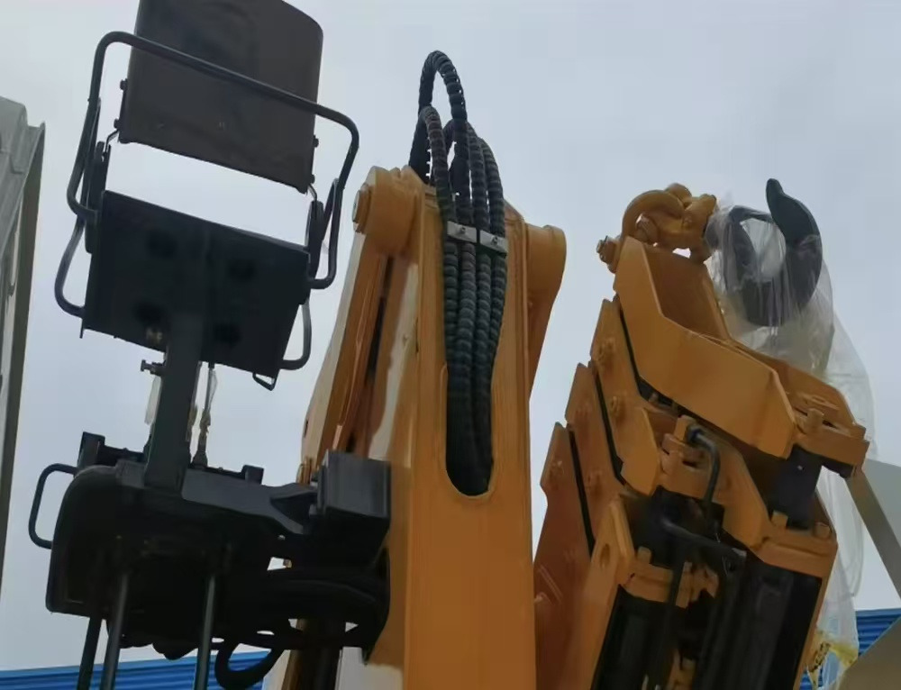 SINOTRUK HOWO 8 TON Knuckle Boom Crane TRUCK MOUNTED CRANE - Kraanaga veoauto: pilt 4 SINOTRUK HOWO 8 TON Knuckle Boom Crane TRUCK MOUNTED CRANE - Kraanaga veoauto: pilt 4