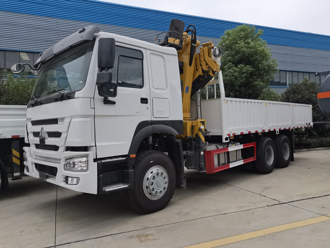 SINOTRUK HOWO 8 TON Knuckle Boom Crane TRUCK MOUNTED CRANE - Kraanaga veoauto: pilt 1 SINOTRUK HOWO 8 TON Knuckle Boom Crane TRUCK MOUNTED CRANE - Kraanaga veoauto: pilt 1