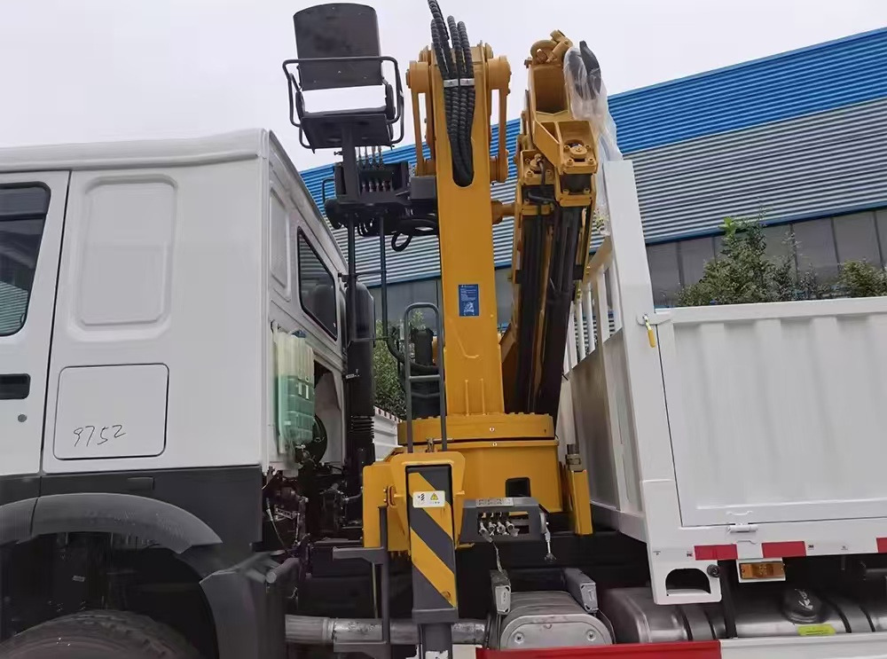 SINOTRUK HOWO 8 TON Knuckle Boom Crane TRUCK MOUNTED CRANE - Kraanaga veoauto: pilt 3 SINOTRUK HOWO 8 TON Knuckle Boom Crane TRUCK MOUNTED CRANE - Kraanaga veoauto: pilt 3