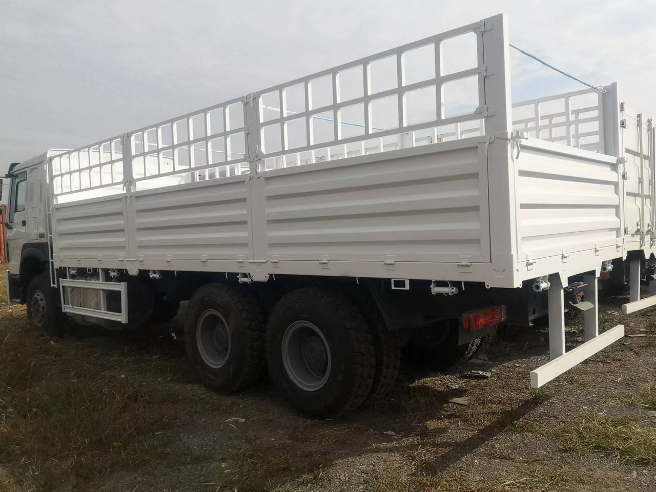 SINOTRUK HOWO WITH FENCE LIVESTOCK DUMP TRUCK - Kallurauto: pilt 4 SINOTRUK HOWO WITH FENCE LIVESTOCK DUMP TRUCK - Kallurauto: pilt 4