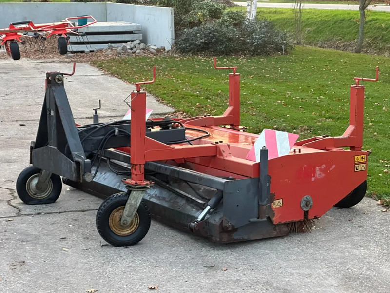 Hekamp Veegmachine met opvangbak Hydraulisch borstel - Traktor: pilt 4 Hekamp Veegmachine met opvangbak Hydraulisch borstel - Traktor: pilt 4