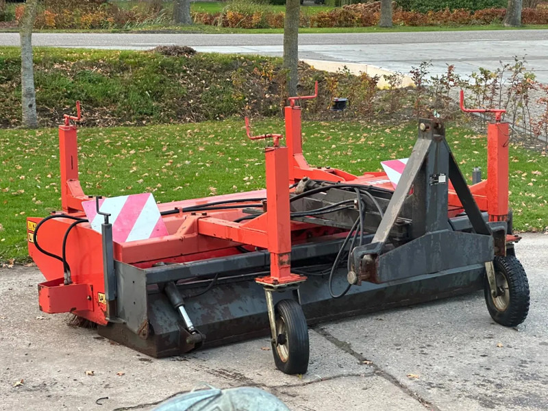 Hekamp Veegmachine met opvangbak Hydraulisch borstel - Traktor: pilt 1 Hekamp Veegmachine met opvangbak Hydraulisch borstel - Traktor: pilt 1