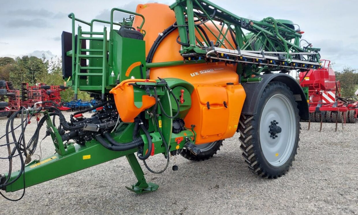 Amazone UX 5200 - 28m med Ama-Select - Järelveetav pritsija: pilt 1 Amazone UX 5200 - 28m med Ama-Select - Järelveetav pritsija: pilt 1