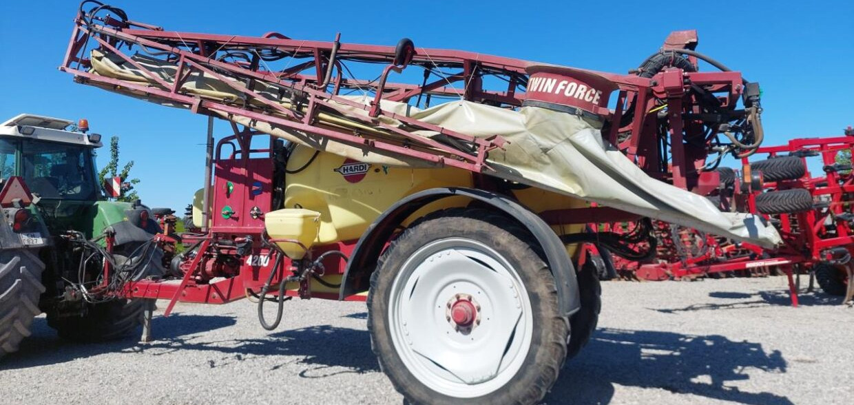 Hardi Commander Plus 4200 - 28m Twin - Järelveetav pritsija: pilt 1 Hardi Commander Plus 4200 - 28m Twin - Järelveetav pritsija: pilt 1