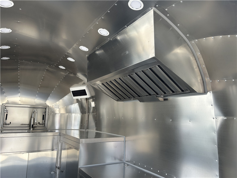 Small Food Trailer Crepes, Gelato & More | European Street Food Truck liising Small Food Trailer Crepes, Gelato & More | European Street Food Truck: pilt 14