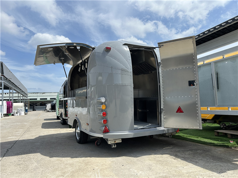 Small Food Trailer Crepes, Gelato & More | European Street Food Truck liising Small Food Trailer Crepes, Gelato & More | European Street Food Truck: pilt 9