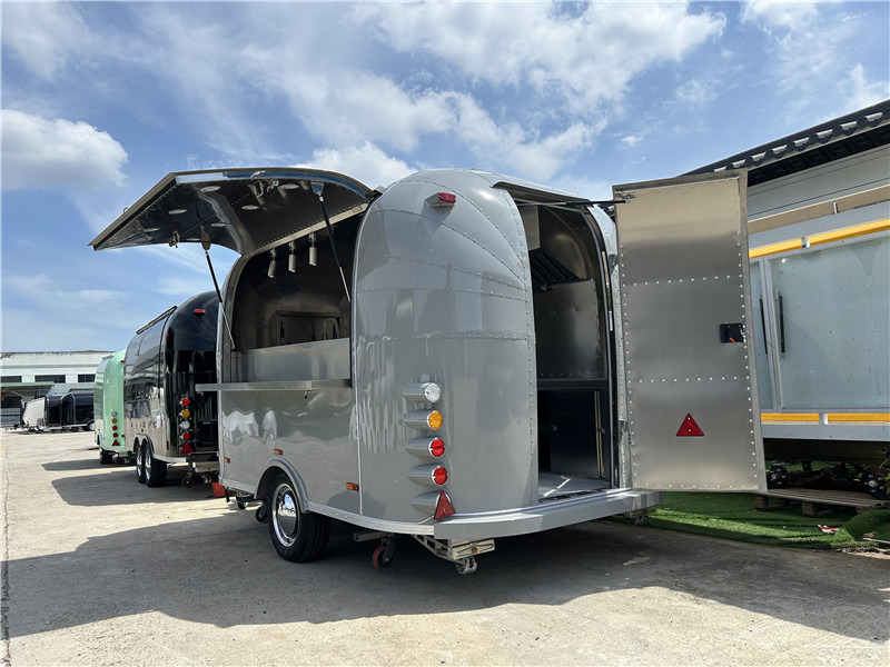 Small Food Trailer Crepes, Gelato & More | European Street Food Truck - Toitlustus haagis: pilt 3 Small Food Trailer Crepes, Gelato & More | European Street Food Truck - Toitlustus haagis: pilt 3