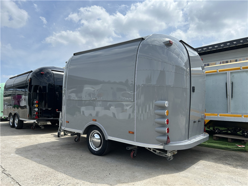 Small Food Trailer Crepes, Gelato & More | European Street Food Truck liising Small Food Trailer Crepes, Gelato & More | European Street Food Truck: pilt 7