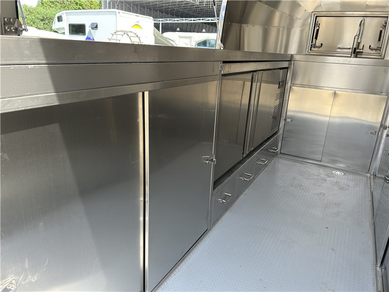 Small Food Trailer Crepes, Gelato & More | European Street Food Truck liising Small Food Trailer Crepes, Gelato & More | European Street Food Truck: pilt 15