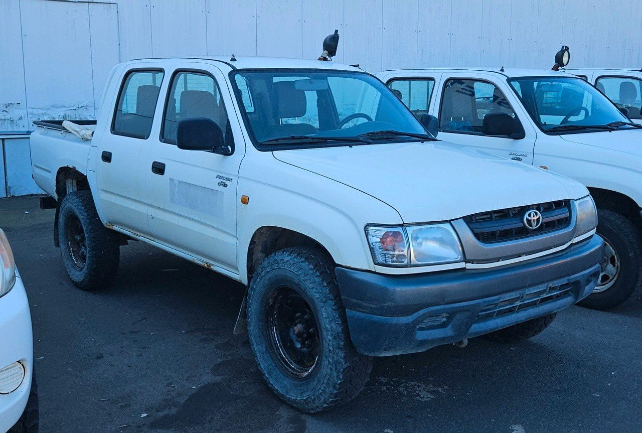 Toyota Hilux Double Cab 4x4 - Maastur: pilt 1 Toyota Hilux Double Cab 4x4 - Maastur: pilt 1
