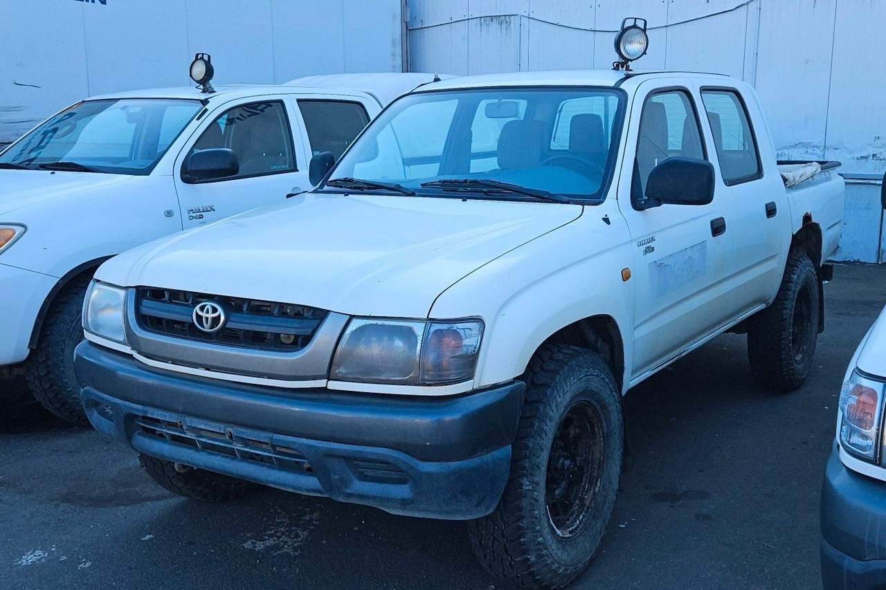 Toyota Hilux Double Cab 4x4 - Maastur: pilt 2 Toyota Hilux Double Cab 4x4 - Maastur: pilt 2